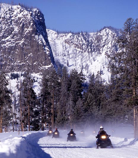 snowmobiling-in-yellowstone