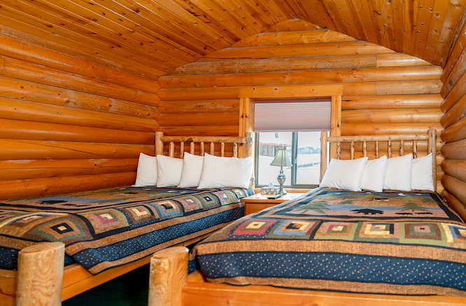 thumb-cabin-rentals-in-idaho-standard-2-queen-room