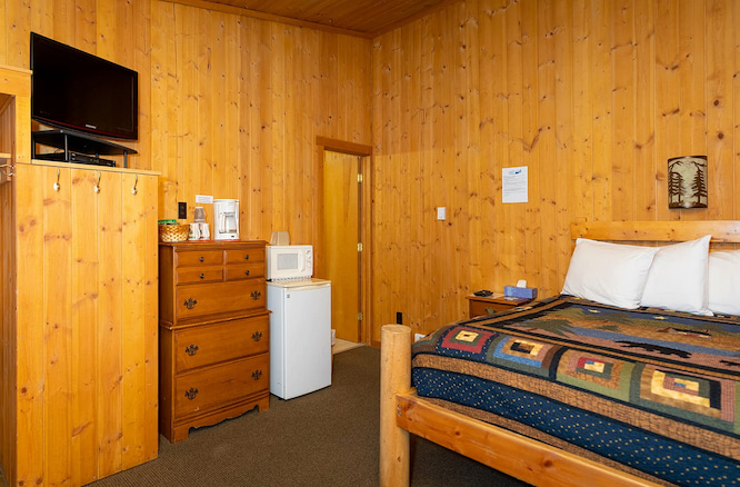 thumbimg1-cabin-rentals-in-idaho-standard-1-queen-room